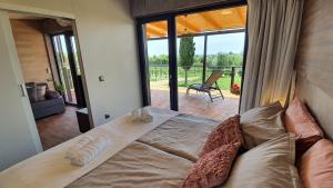 罗维尼Collis winery - Family & Friends - Mobilhome的享有庭院景致的客房内的一张床位