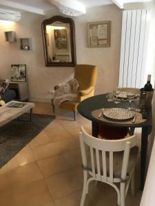 索尔格河畔利勒La 54 Provence的客厅配有桌椅和狗