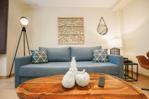 马拉加Debambú Atarazanas的客厅配有蓝色的沙发和桌子