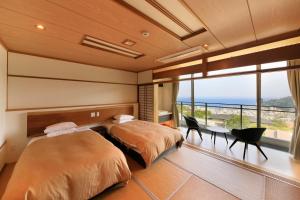 热海阿塔米弗加酒店的海景卧室内的两张床