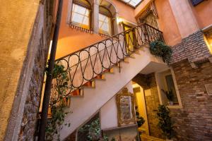威尼斯洛坎达乐威娜酒店的带阳台的古老建筑中的楼梯