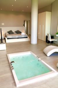 Torrelles de Llobregat佩蒂特米拉多酒店的配有床的房间设有浴缸