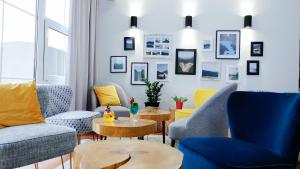 卡尔帕奇Rezydencja AS & Spa-Najwyżej w Karpaczu的客厅配有蓝色和黄色的椅子和桌子