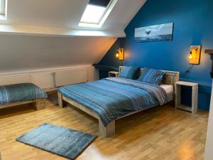 奥斯坦德Immaya的一间卧室配有一张蓝色墙壁的床和一扇窗户