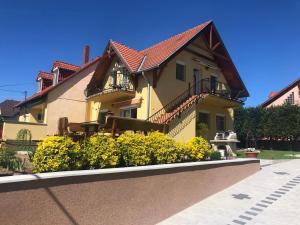 沃尼奥尔茨沃什海吉劳拉之家公寓的前面有黄色花的房子