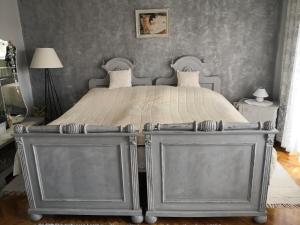 诺茨瓦约Domboldal Vendégház的一间卧室配有一张大床和两个枕头