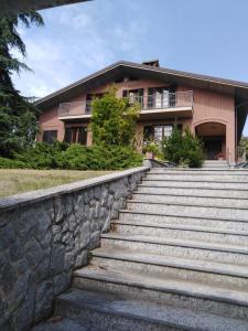 卡斯塔诺兰泽VILLA FERNANDO的房屋前有楼梯的建筑