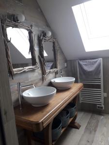 欧丹冈Le Chant des Vagues的浴室设有木桌上的两个盥洗盆