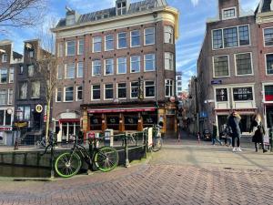 阿姆斯特丹Hotel & bar Royal taste Amsterdam的建筑前有建筑物和自行车的街道