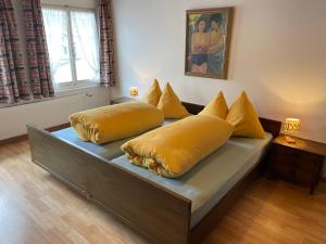 Sankt PeterzellLandgasthof Schäfle的一张床上的黄色枕头