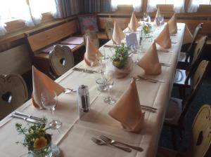 Sankt PeterzellLandgasthof Schäfle的餐厅里一张长桌,上面有餐巾纸