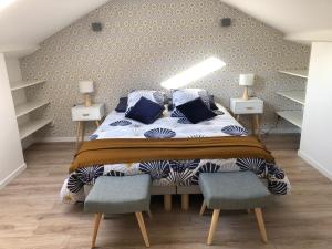 里昂Duplex Bastié T3 calme et climatisé WiFi的一间卧室配有一张带蓝色和白色枕头的床
