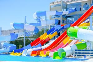 赫尔格达Gravity Hotel & Aqua Park Hurghada Families and Couples Only的游泳池的水滑梯