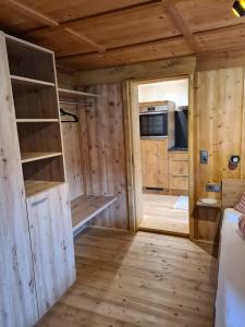 卡尔蒂奇Apartment Familie Webhofer的小木屋设有厨房和客厅。