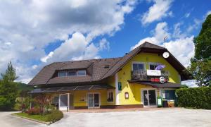 斯玛杰克托莱塞Apartment Lucija-Terme Šmarješke Toplice的棕色屋顶的黄色房子