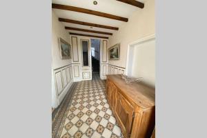 拉沙里泰Appartement : Le petit paradis de la Loire的走廊上,房间设有木凳
