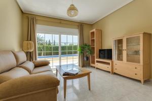 穆尔西亚Villa de Murcia - Relaxing Villa with Private Pool的带沙发和电视的客厅