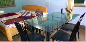 KīhīmNanndi Holiday stay的一间设有玻璃桌和椅子的用餐室