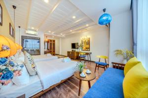 会安Son Trang Hotel Hoi An的客厅配有白色的沙发和桌子