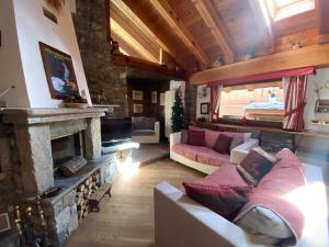 瓦托内切Chalet Cretaz的带沙发和壁炉的客厅