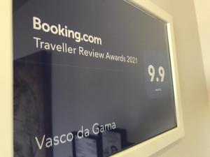 波瓦-迪瓦尔津Vasco da Gama的窗口,上面写有旅行评论奖项的单词