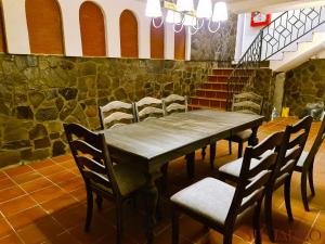 StejaruStejarro Conac Moldovenesc的一间带木桌和椅子的用餐室