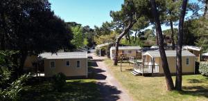 滨海圣帕莱Camping Le Puits de l'Auture的大篷车公园的一排小屋