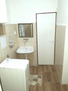 班斯卡-比斯特里察Kapitula centrum的一间带水槽、卫生间和镜子的浴室
