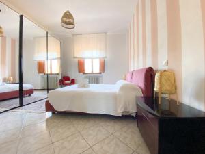 卢卡Cuore di Nozzano Castello的酒店客房,配有床和镜子