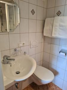 卡尔蒂奇Apartment Familie Webhofer的浴室配有白色水槽和卫生间。