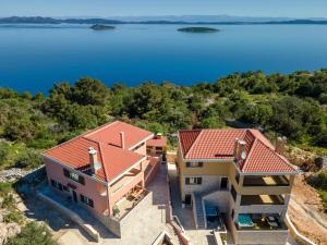 萨利HANA Luxury apartment with sea view的享有水景的房屋空中景致