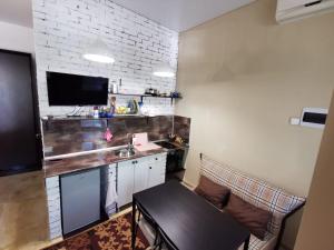 Apartment on Kraynego 34的厨房或小厨房