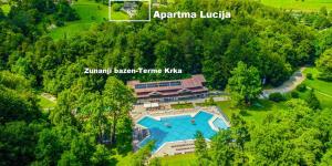 斯玛杰克托莱塞Apartment Lucija-Terme Šmarješke Toplice的享有带游泳池的房屋的空中景致