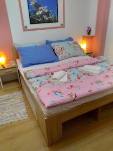 圣马丁娜穆里Studio apartman Šafarić的一张带粉红色棉被和枕头的床