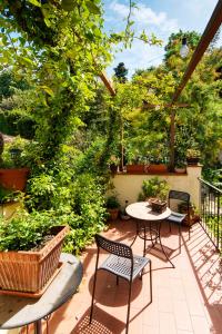 佛罗伦萨Casa Quaratesi的庭院配有桌椅和树木