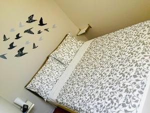 帕尔马PILOTTA's Balcony的卧室配有一张床上的蝴蝶壁床。