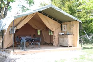 马尔赛Les Toiles de La Tortillère tentes luxes safari lodge glamping insolite的帐篷配有桌子和书桌