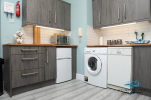 巴利纳Ballina Apt, Views of Ridgepool, Central Location的厨房配有洗衣机和洗衣机。