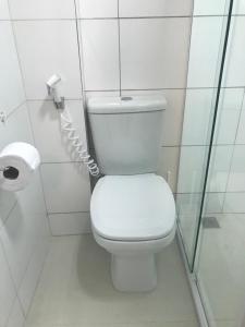 累西腓Kitnet na Boa Vista, Recife - 508的浴室设有卫生间和一卷卫生纸