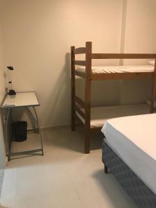 累西腓Kitnet na Boa Vista, Recife - 508的客房设有双层床、桌子和椅子。