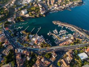 卡塔尼亚Suite Catania Lungomare的海港和码头的空中景观