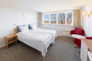 阿灵厄佩皮塔酒店的卧室设有一张白色大床和一扇窗户。