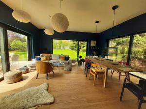 维塞乌卡VILLA DANUTA- WISELKA, direct at National Park, big garden, 4 bedrooms, private SAUNA的客厅配有长桌和椅子