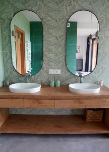 戈尼翁兹Stodoła nad Biebrzą的一间带两个盥洗盆和大镜子的浴室