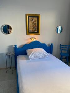 巴什卡沃达PKM Apartments Baska Voda的卧室里一张带蓝色床头板的床