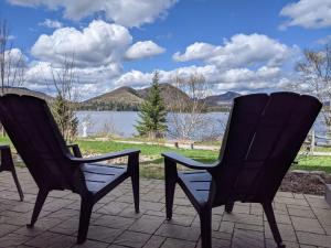 苏必利尔湖Escapade Bonheur的两把椅子坐在湖景露台上