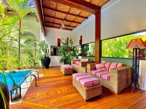 格拉纳达Casa Bubu Guest House的一个带椅子的客厅和一个游泳池