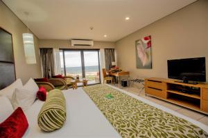 莫尔兹比港埃拉海滩酒店的酒店客房设有一张大床和一台电视。
