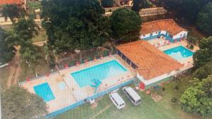 圣代佩德罗Ananda pousada chalé的享有房屋的空中景致,设有2个游泳池