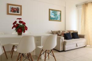 福塔莱萨BEACH VILLAGE PRAIA DO FUTURO 904NORTE的客厅配有沙发和桌椅